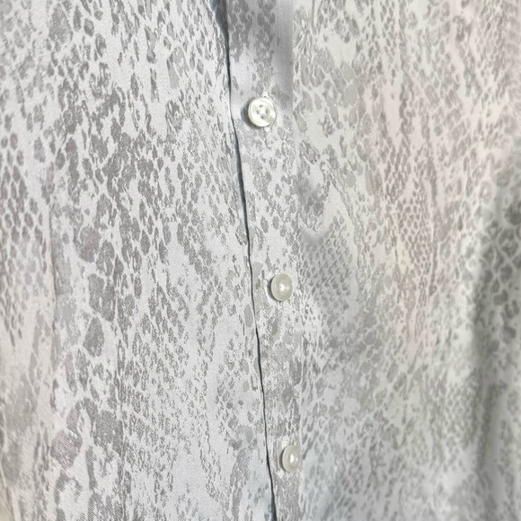 Chico’s No Iron Coolmax All Seasons Stretch Snakeskin Blouse 1 Medium (8) - Picture 4 of 11